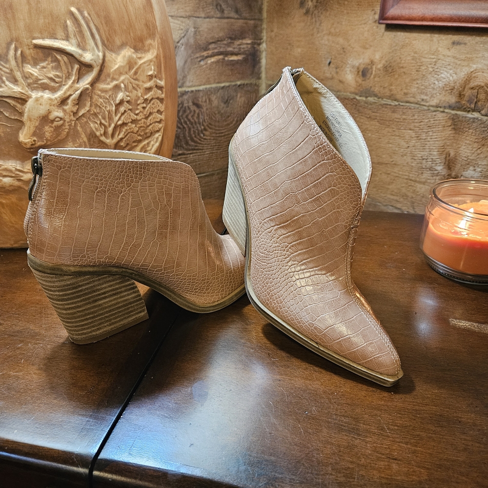 Barn Babe Light Pink 🩷 Crocodile-Embossed Leather Ankle Boots